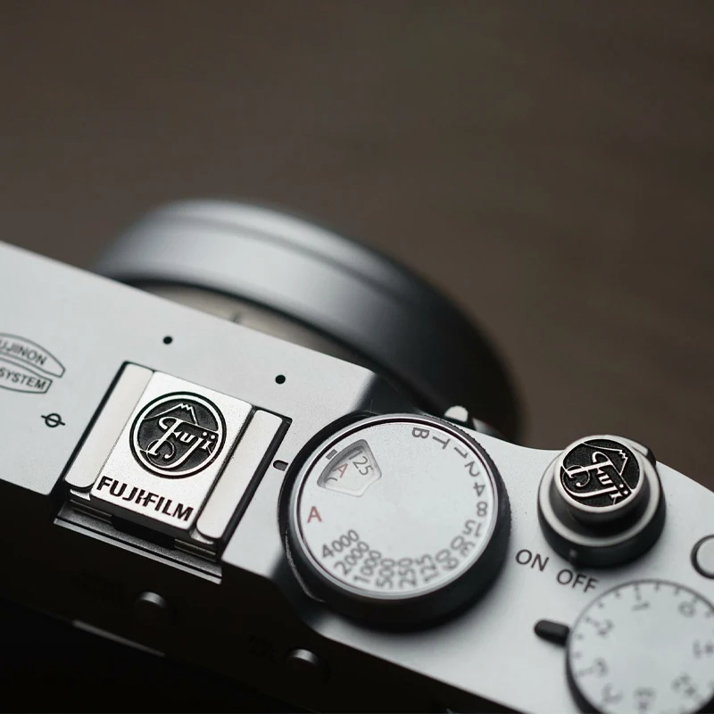غطاء معدني لفتحة الكاميرا وزر  - مراجعة Canon Camera Eos R50 وسعره